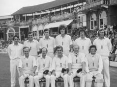 Najstarší žijúci hráči kriketu v Anglicku pozvali ako VIP hostí na jubilejný 150. test v Austrálii Najstarší žijúci hráči kriketu Anglicka z testu v roku 1977 proti Austrálii budú pozvaní ako špeciálni hostia Cricket Australia na jubilejný zápas v roku 2027 (zadný rad, LR: Derek Randall, Bob Woolmer, Mike Hendrick, Bob Willis, Graham Roope a John Lever. Predný rad, LR: Derek Underwood, Geoffrey Grey Tocott, Alan Knot Grey Boycott, Alan Knot.