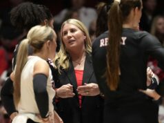 „Najväčší vplyv na víťazstvo“ – tréner volejbalu Nebrasky Dani Busboom Kelly hovorí o svojom hlasovaní za konferenčného hráča roka Volejbalový tréner Nebrasky Dani Busboom Kelly Division I Women's Volleyball Championship - Source: Getty