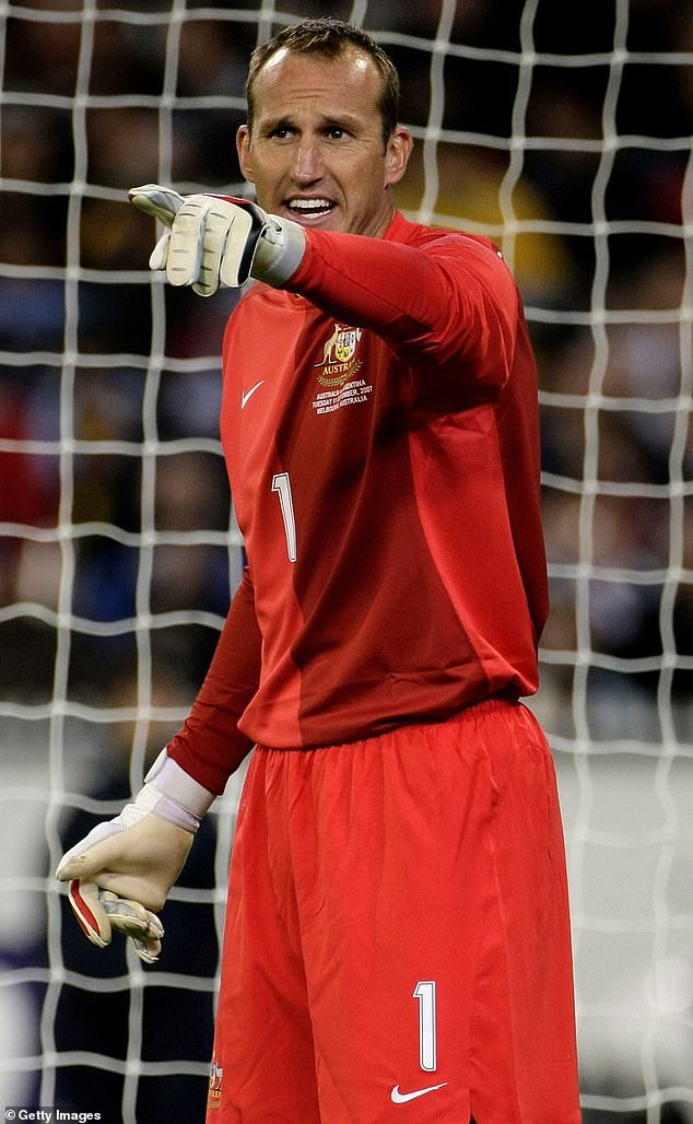 Najvyššia austrálska futbalová liga má zlé problémy. Socceroos legenda Mark Veľký futbalista Mark Schwarzer načrtol, ako môže A-League zostať relevantná – a prečo bude hrať za Chelsea na súmraku jeho klubovej kariéry vždy nezabudnuteľné