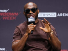 Nápis Islama Machačeva Kamaru Usman vysáva vzduch zo zápasu o titul UFC 322 NEW YORK, NEW YORK - 13. NOVEMBRA: (LR) Jack Della Maddalena z Austrálie a Islam Machačev z Ruska sa stretnú počas tlačovej konferencie UFC 322 v divadle v Madison Square Garden 13. novembra 2025 v New Yorku. (Foto: Jeff Bottari/Zuffa LLC)