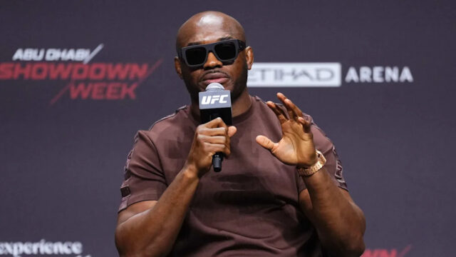 Nápis Islama Machačeva Kamaru Usman vysáva vzduch zo zápasu o NEW YORK, NEW YORK - 13. NOVEMBRA: (LR) Jack Della Maddalena z Austrálie a Islam Machačev z Ruska sa stretnú počas tlačovej konferencie UFC 322 v divadle v Madison Square Garden 13. novembra 2025 v New Yorku. (Foto: Jeff Bottari/Zuffa LLC)