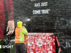 Nástenná maľba Trenta Alexandra-Arnolda Liverpoolu bola znehodnotená pred návratom Anfieldu Troy Deeney and Moises Caicedo