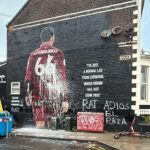 Nástenná maľba Trenta Alexandra-Arnolda v Liverpoole je v deň svojho návratu zničená, pretože čelí nepriateľskému privítaniu zo strany publika na Anfielde po kontroverznom prestupe do Realu Madrid.