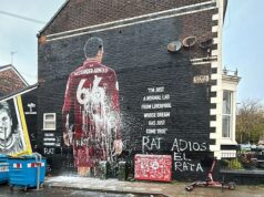 Nástenná maľba Trenta Alexandra-Arnolda v Liverpoole je v deň svojho návratu zničená, pretože čelí nepriateľskému privítaniu zo strany publika na Anfielde po kontroverznom prestupe do Realu Madrid. Nástenná maľba Trenta Alexandra-Arnolda v Liverpoole je v deň svojho návratu zničená, pretože čelí nepriateľskému privítaniu zo strany publika na Anfielde po kontroverznom prestupe do Realu Madrid.