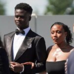 Futbalista Arsenalu Bukayo Saka a jeho časť Tolami Benson sa zúčastnili svadobného obradu svojho tímu.