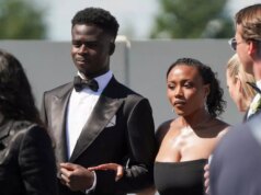 Návrh Bukayo Saka na snúbenicu Tolami ju „vyfúkol“, keď sa hviezda Arsenalu zasnúbila Futbalista Arsenalu Bukayo Saka a jeho časť Tolami Benson sa zúčastnili svadobného obradu svojho tímu.