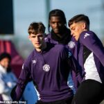 Jack Fletcher (vľavo) a Shea Lacey (vpravo) sa blížia k debutu v prvom tíme Man United.