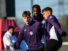 Názory Rubena Amorima na využitie akadémie Man United boli mnohými fanúšikmi vnímané ako prázdne slová – ale keďže zranenia a AFCON hrozia, teraz je čas, aby zavolal deti. Jack Fletcher (vľavo) a Shea Lacey (vpravo) sa blížia k debutu v prvom tíme Man United.