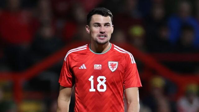 Regan Poole behá počas tréningu s hráčmi Manchestru United vrátane Jesseho Lingarda, Marcosa Roja a Marcusa Rashforda