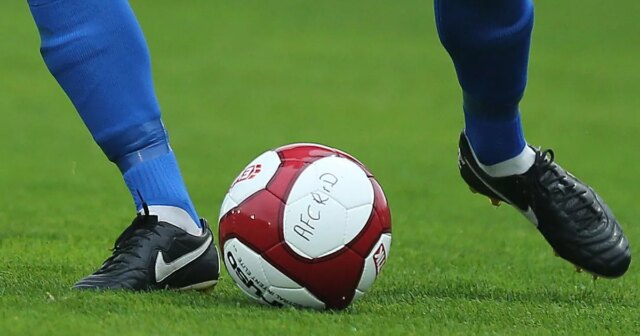 Neligový zápas prerušený po „sexistickom komentári“ namiereným proti rozhodkyni ST HELENS, ANGLICKO – 24. SEPTEMBER: Rozhodkyňa Abby Deardenová sa po polčase usmievala počas zápasu Ligového pohára žien Subway medzi Liverpoolom a Sunderlandom na štadióne St Helens 24. septembra 2025 v anglickom St Helens. (Foto: Morgan Harlow – WSL/WSL Football cez Getty Images)