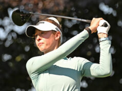 Nelly Korda si obliekla modrú mikinu s kapucňou a nechala 2-slovný odkaz uprostred neprítomnosti na profesionálnom golfe Screenshot z príbehu Kordu na Instagrame / Zdroj: @nellykorda na IG