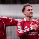 LIVERPOOL, ANGLICKO - 4. NOVEMBRA: Alexis Mac Allister z Liverpoolu oslavuje po strelení prvého gólu svojho tímu so spoluhráčmi počas zápasu fázy MD4 Ligy majstrov UEFA 2025/26 medzi Liverpool FC a Real Madrid CF na Anfielde 4. novembra 2025 v Liverpoole v Anglicku. (Foto od Gaspafotos/MB Media/Getty Images)