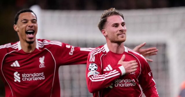 LIVERPOOL, ANGLICKO - 4. NOVEMBRA: Alexis Mac Allister z Liverpoolu oslavuje po strelení prvého gólu svojho tímu so spoluhráčmi počas zápasu fázy MD4 Ligy majstrov UEFA 2025/26 medzi Liverpool FC a Real Madrid CF na Anfielde 4. novembra 2025 v Liverpoole v Anglicku. (Foto od Gaspafotos/MB Media/Getty Images)