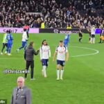 Frank predviedol svoje obvyklé pozápasové ocenené kolo, aby zatlieskal fanúšikom, ktorí zostali na štadióne, ale video od Chrisa Cowlina ukázalo, že Spence a Van de Ven ignorovali svojho šéfa.