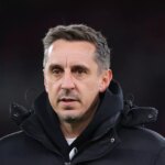 Gary Neville pred televíznou kamerou.