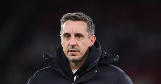 Gary Neville pred televíznou kamerou.