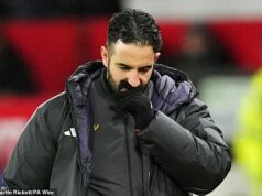 „Nerozumiem“: Jamie Carragher kritizoval šéfa Man United Rubena Amorima – ktorého „formácia je jeho dieťa“ – po tom, čo sa držal negatívnej taktiky napriek tomu, že doma prehrával 1:0 s 10-členným Evertonom Ruben Amorim bol povolaný Jamiem Carragherom za jeho vytrvalú oddanosť svojej formácii