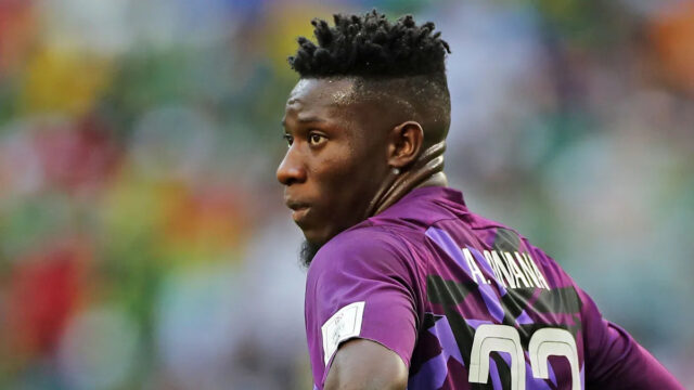 Marc Brys má na sebe tmavomodrú kamerunskú bundu do dažďa s kapucňou hore