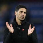 Neville menuje „jediný tím“, ktorý môže zabrániť Artetovi vyhrať titul v Premier League