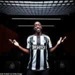 Yoane Wissa sa tento týždeň konečne dostal na trávnik so svojimi novými spoluhráčmi, keď sa zotavoval zo zranenia kolena