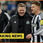 Eddie Howe z Newcastlu United sa na to pozerá