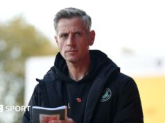 Newport County: ‚Mnohí neutečú‘ s toľkými stratami – David Hughes Dave Hughes on the touchline