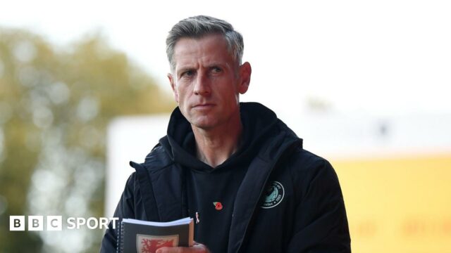 Newport County: 'Mnohí neutečú' s toľkými stratami - David Hughes Dave Hughes on the touchline