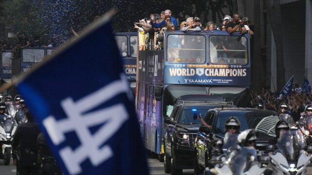 Newsletter Fox News Sports Huddle: Dodgers oslavujú opakovanie World Series, Newsletter Fox News Sports Huddle: Dodgers oslavujú opakovanie World Series, šialenstvo obchodovania v NFL