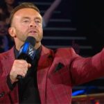 Nick Aldis oznamuje, že na SmackDown prichádza záhadná WWE Superstar