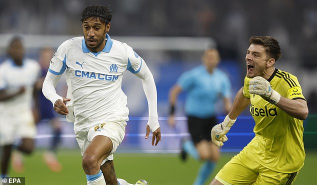 Nick Pope CHYBÍ súboj Newcastlu s Evertonom kvôli novému zraneniu Nick Pope (vpravo) vynechal zápas proti Evertonu pre zranenie, niekoľko dní po jeho zavýjaní proti Marseille