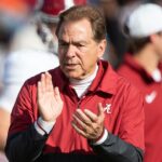 Nick Saban schvaľuje Briana Dabolla pre prácu trénera Penn State, keď sa hľadanie zvyšuje