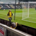 Maskot mesta St Albans, Sammy the Saint, narazil na reklamné hromadenie pred sobotňajším súbojom jeho strany s Burton Albion.