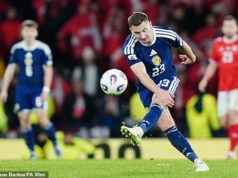 Niekto to môže nazvať svätokrádežou, no tu je dôvod, prečo si Scott McTominay uzurpoval predtým nedotknuteľného Archieho Gemmilla v najväčšom škótskom góle všetkých čias v Daily Mail Sport! Kenny McLean vyráža loptu do dánskej siete na sotva uveriteľný štvrtý gól