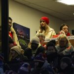 Taylor Swift v januári 2024 v Buffale sleduje snúbenca Travisa Kelcea a náčelníkov.