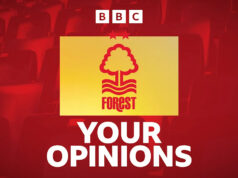 Nottingham Forest 3:0 Malmo – verdikt fanúšikov Nikola Milenkovic z Nottinghamu Forest oslavuje tretí gól svojho tímu s tímovým kolegom Ryanom Yatesom