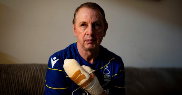 Nottingham Forest daroval 10 000 libier na vycvičenie obete nožom Stephen Crean, zblízka obrázok v bare