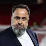 NOTTINGHAM, ANGLICKO - 23. OKTÓBRA: Majiteľ Nottingham Forest Evangelos Marinakis sa pozerá pred zápasom počas fázy MD3 zápasu UEFA Európskej ligy 2025/26 medzi Nottingham Forest FC a FC Porto na City Ground 23. októbra 2025 v anglickom Nottinghame. (Foto: Andrew Kearns – CameraSport cez Getty Images)