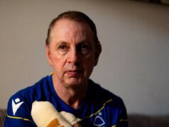 Nottingham Forest ukazuje skutočné farby s láskavým gestom na trénovanie bodavého útočného hrdinu Stephen Crean, zblízka obrázok v bare