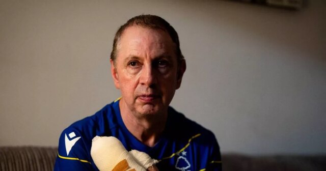 Nottingham Forest ukazuje skutočné farby s láskavým gestom na trénovanie Stephen Crean, zblízka obrázok v bare