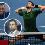 Novak Djokovič (vľavo) a Jannik Sinner (vpravo) po prehre Srba s Talianom v semifinále majstrovstiev sveta vo Wimbledone 2025 (Zdroj: Getty)