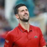 Novak Djokovič kradne show na GP Kataru s mimosezónnymi vedľajšími úlohami, predvádza pohyby jogy a ďalšie