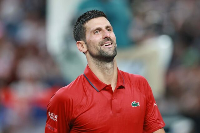 Novak Djokovič kradne show na GP Kataru s mimosezónnymi vedľajšími úlohami, predvádza pohyby jogy a ďalšie
