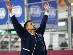 Novak Djokovič podáva ikonickú fotografiu, keď sa zúčastnil Veľkej ceny Kataru Novak Djokovič podáva ikonickú fotografiu, keď sa zúčastnil Veľkej ceny Kataru