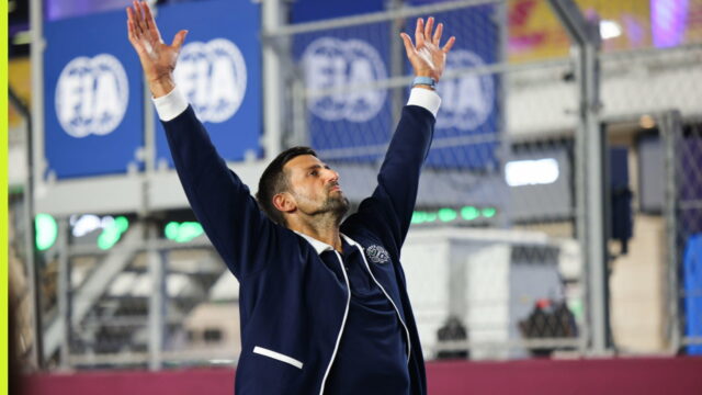 Novak Djokovič podáva ikonickú fotografiu, keď sa zúčastnil Veľkej ceny Novak Djokovič podáva ikonickú fotografiu, keď sa zúčastnil Veľkej ceny Kataru