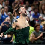 Novak Djokovič s ochrannou páskou na ramene oslavuje v sobotu víťazstvo v Aténach