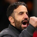 Manažér Manchestru United Ruben Amorim oslavuje víťazstvo 4:2 počas zápasu Premier League medzi Manchestrom United a Brighton & Hove Albion na Old Trafford.