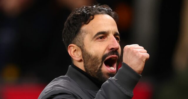 Novinky z Man Utd: Nové zázračné dieťa, ktoré hľadá Amorim, Manažér Manchestru United Ruben Amorim oslavuje víťazstvo 4:2 počas zápasu Premier League medzi Manchestrom United a Brighton & Hove Albion na Old Trafford.