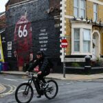 „Som obyčajný chalan z Liverpoolu, ktorému sa práve splnil sen,“ znie biele graffiti na zatemnenom pozadí vedľa veľkej ilustrácie Trenta Alexandra-Arnolda na Sybil Road.