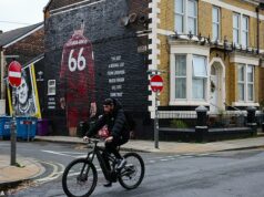 Nový život Trenta Alexandra-Arnolda v Reale Madrid, keď sa vracia na Anfield: Jeho najbližší kruh v Španielsku, spoluhráči z Liverpoolu, ktorí nezostali v kontakte, a ako je zaneprázdnený mimo ihriska „Som obyčajný chalan z Liverpoolu, ktorému sa práve splnil sen,“ znie biele graffiti na zatemnenom pozadí vedľa veľkej ilustrácie Trenta Alexandra-Arnolda na Sybil Road.