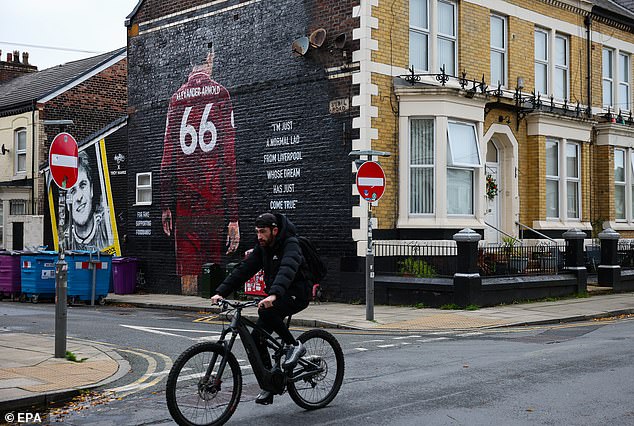 Nový život Trenta Alexandra-Arnolda v Reale Madrid, keď sa vracia „Som obyčajný chalan z Liverpoolu, ktorému sa práve splnil sen,“ znie biele graffiti na zatemnenom pozadí vedľa veľkej ilustrácie Trenta Alexandra-Arnolda na Sybil Road.